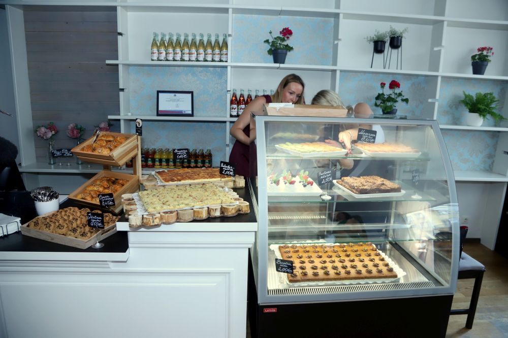 Rīgā atklāta Baltijā pirmā kafejnīca, kurā lielāko daļu pienākumu veic ...