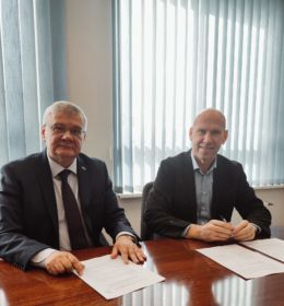 LSEZ Uzraudzības komisijas priekšsēdētājs J.Lāčplēsis un SIA "ST Parks" valdes priekšsēdētājs V.Jurkans-Jurgans