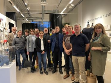 Foto: LPR un Uzņēmējus pārstāvošo nevalstisko organizāciju delegācija Viedā tekstila izstādes telpas apmeklējuma laikā Boras universitātē, Gēteborgā